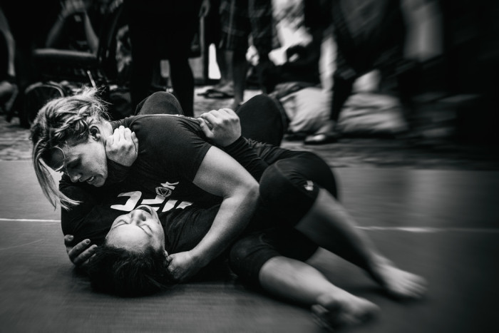 Brutal pelea entre chicas es avivada por grupo de inconscientes jóvenes en Escocia