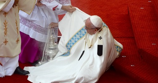 Feroz caída de papa Francisco preocupó a feligreses: no pasó a mayores