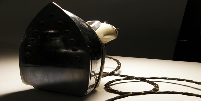 Jóvenes secuestraron a un compañero y lo torturaron marcando su cuerpo con una plancha