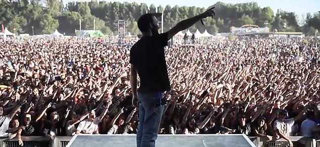 Técnico en sonido se convierte en viral sin darse cuenta: hizo bailar a todo un festival