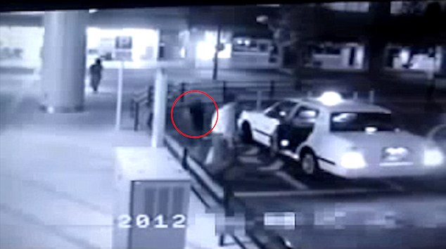 Aseguran que un 'fantasma' acompaña al pasajero de un taxi en Japón: ¿lo ves?