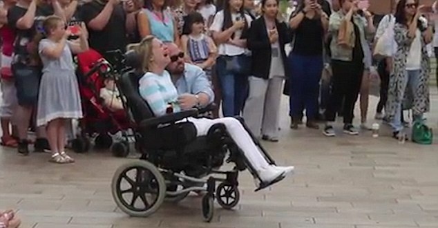 La reacción de esta mujer al regalo de aniversario de su esposo te derretirá el corazón