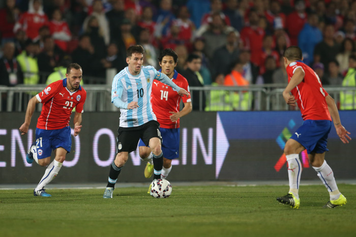 ¿Cómo perros salvajes? Comparan defensa de La Roja con animal africano