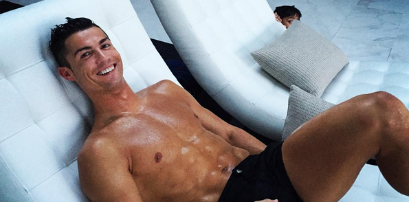 Cristiano Ronaldo marca tendencia con osado traje de baño que no deja marcas en la piel