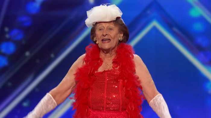 Abuelita bailarina cautivó en programa 'gringo' con movido striptease