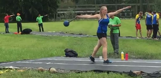 La agonía de un juez tras fallido lanzamiento de martillo: le dieron donde más duele