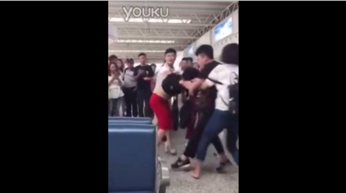 Mujer casi queda desnuda al ser agredida por la esposa de su amante en China