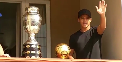 Alexis Sánchez compró réplica de la Copa América en $7 millones: es bañada en plata