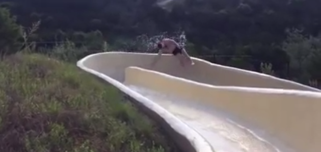 Joven que pierde el control en un tobogán y cae en un acantilado se convierte en viral