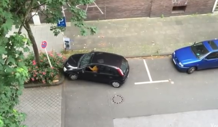 La peor conductora del mundo: video de mujer que tardó 6 minutos en estacionarse es viral