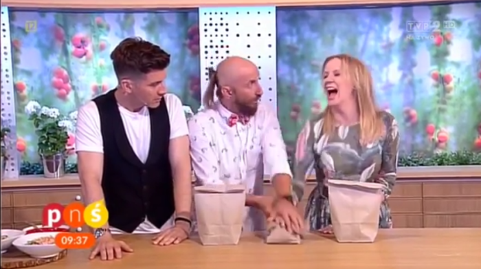 Truco de magia terminó de la peor manera: animadora de matinal se enterró gigantesco clavo