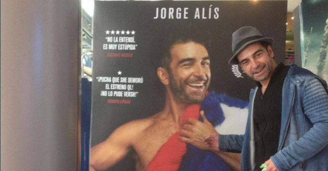 El llamativo atuendo con el que Jorge Alís se sumó a marcha contra AFPs