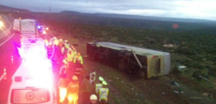 Al menos cuatro muertos y 55 lesionados deja bus volcado en cuesta El Teniente