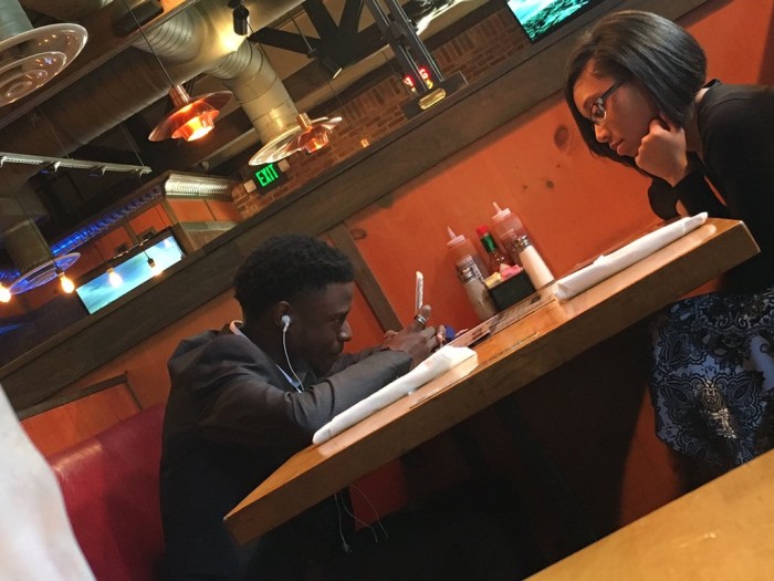 Se burló de una pareja por estar pegados a sus celulares: la respuesta la dejó callada