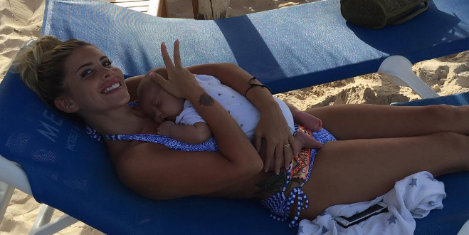 El 'auto-trolleo' de Coté López tras subir foto con llamativo traje junto a su bebé