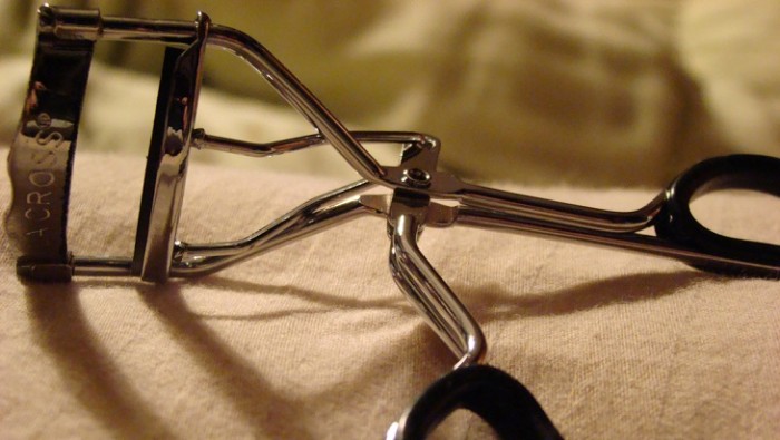 Joven estornudó mientras se encrespaba las pestañas: publicó fatal resultado en la web