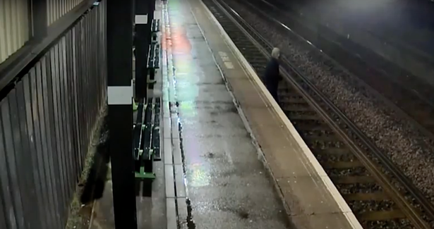 Policía libera video de joven golpeado por tren a gran velocidad: buscan concientizar