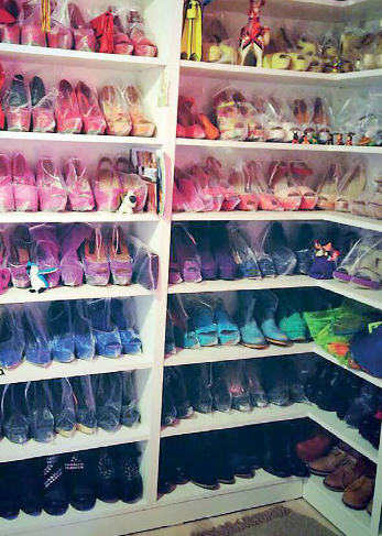 Sus dos paredes de zapatos en Argentina