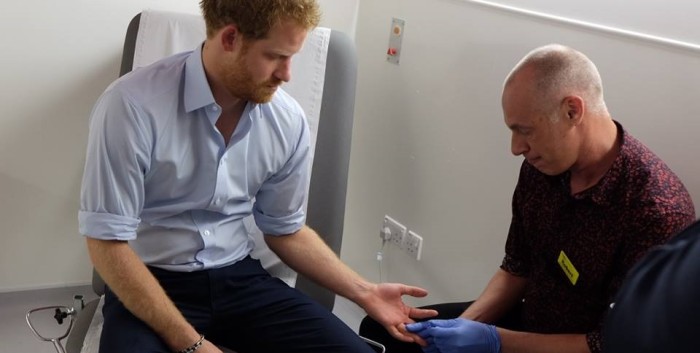 Príncipe Harry se realizó un íntimo examen de salud que fue transmitido en Facebook