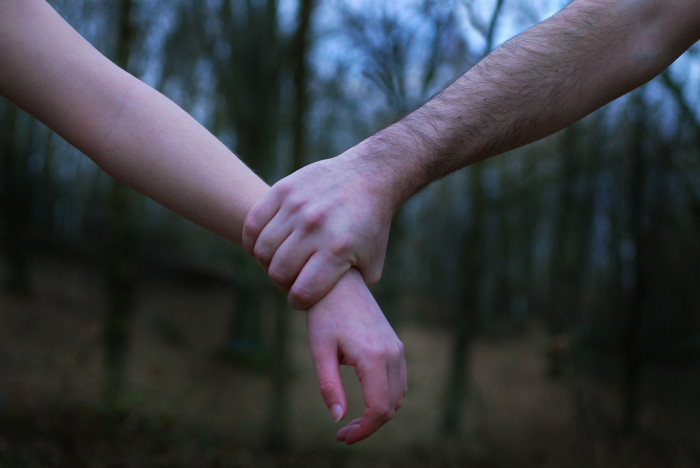 Familia de madre británica golpeada publica fotos en Facebook para avergonzar al agresor