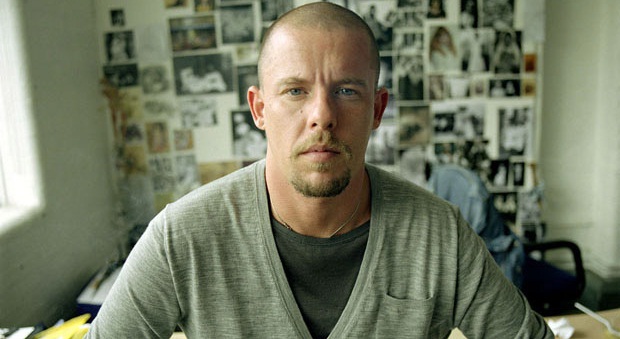 Diseñadora crea artículos con ADN del fallecido Alexander McQueen