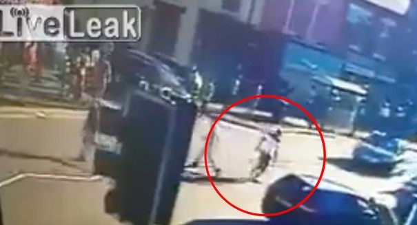 Impactante: Hombre 'voló' 6 metros tras ser atropellado en medio de pelea callejera