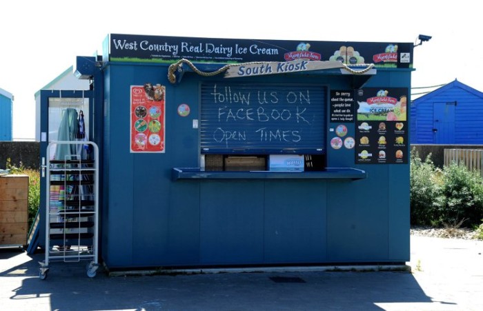 La amenaza de un café contra niños desordenados que indigna a padres británicos