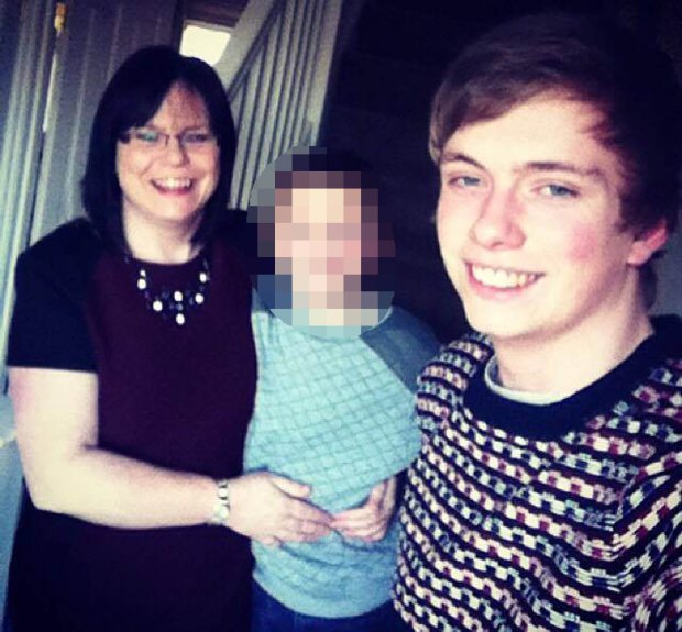 Jason junto a su madre y hermano pequeño | Twitter