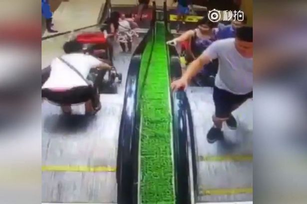 Dramático video muestra la caída de un bebé en coche desde escalera mecánica en China