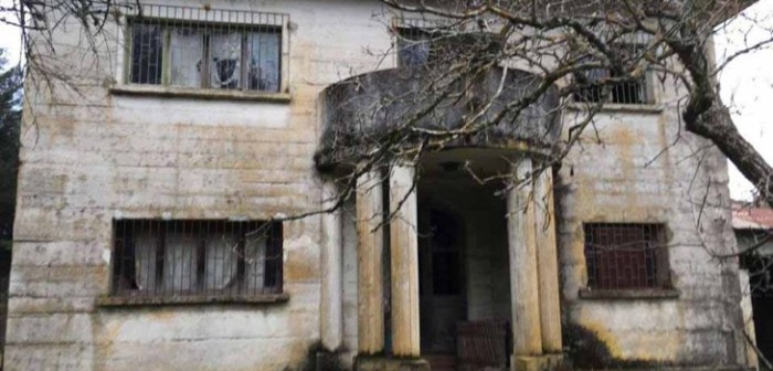 Anciana vive abandonada en “casa embrujada” de Quillón