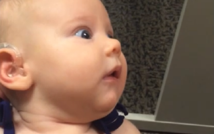 El conmovedor momento en que una bebé sorda escucha la voz de su mamá por primera vez