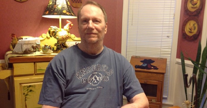 El drama del primer norteamericano trasplantado de manos: ruega porque se las quiten