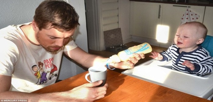 Padre causó furor en las redes sociales por graciosos memes junto a su hijo