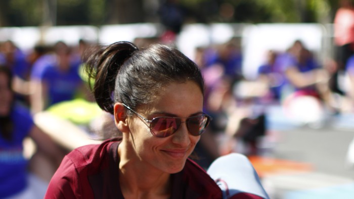 Leonor Varela protagoniza sensual portada para Revista Cosas cubierta sólo con abrigo