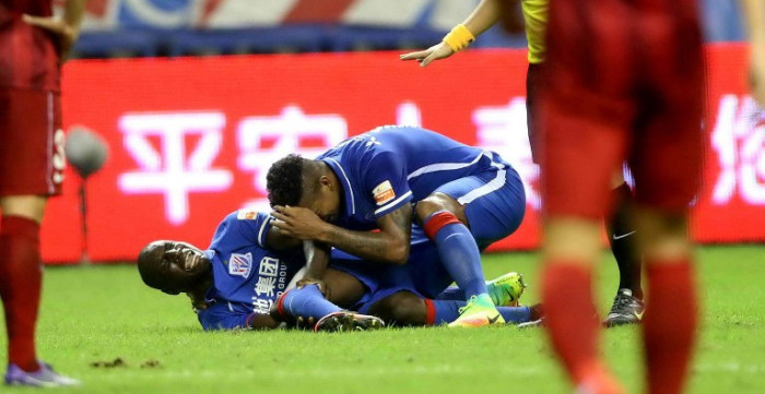 La escalofriante fractura del exdelantero del Chelsea Demba Ba en la liga china