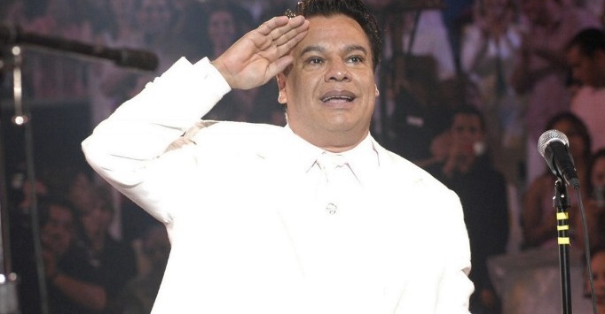 Fanáticos realizaron vigilia en el lugar donde 'Juanga' se iba a presentar el domingo