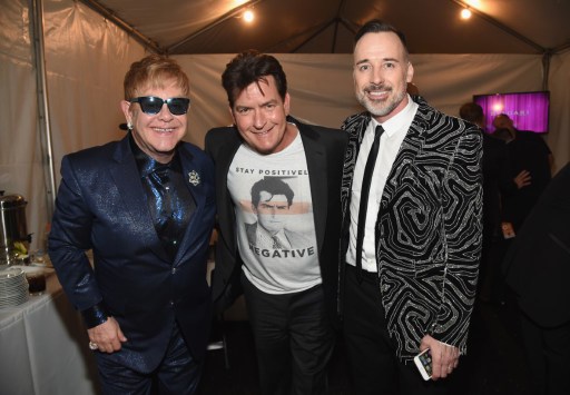 Actor Charlie Sheen invita a otros famosos a revelar si son seropositivos