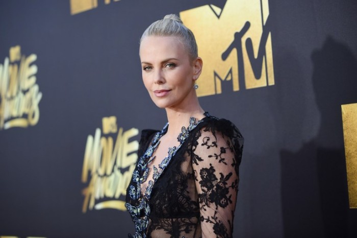 Charlize Theron causa revuelo luego que su hijo usara vestido y 'peluca' de Frozen