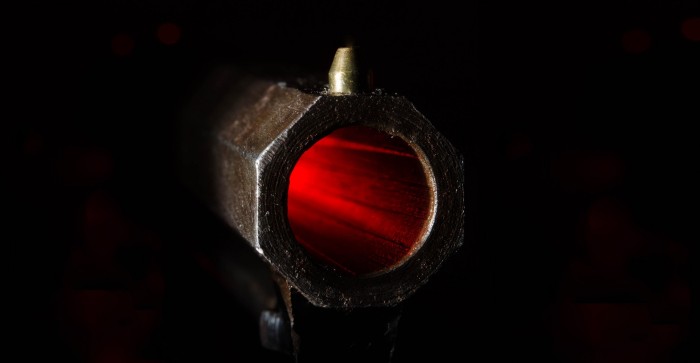 Hombre es buscado tras matar a mujer disparándole a quemarropa en una tienda