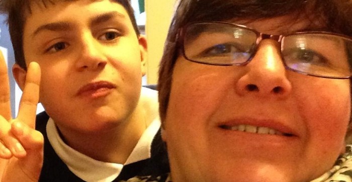 La emotiva razón por la que una madre pidió tarjetas de cumpleaños para su hijo autista