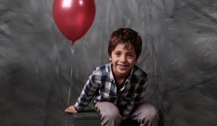 Pequeño actor de Sres. Papis se roba la película en divertido video de Woki Toki