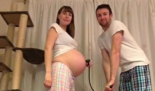 ¿Con que así se hacen los bebés?: Madre encuentra creativa forma de registrar su embarazo