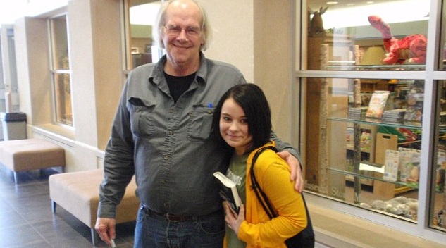 Conocido paleontólogo de 70 años se casó con adolescente de 19: ella era su admiradora