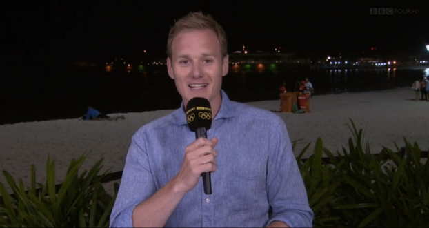 Periodista vive incómodo momento en despacho desde Río por culpa de desinhibida pareja