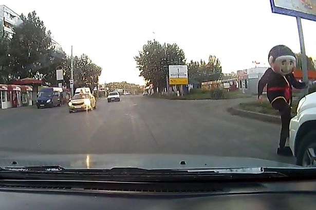 Hombre disfrazado de extraño personaje recibe golpiza tras desubicada broma