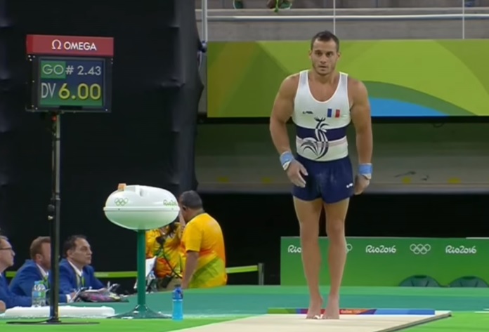 Gimnasta francés quiebra una de sus piernas durante prueba de salto en Río 2016