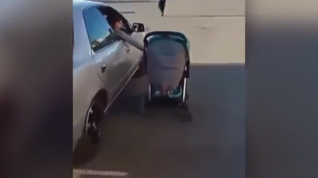 Video muestra a mamá empujando coche con su bebé por la ventana del auto mientras conducía