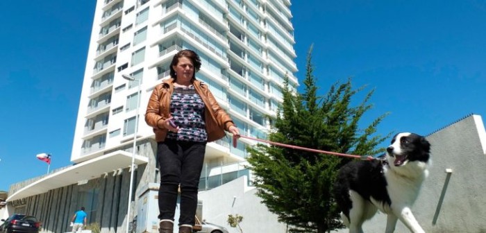 Sancionan a médico que agredió a mujer y a perrita en ascensor de edificio en Reñaca