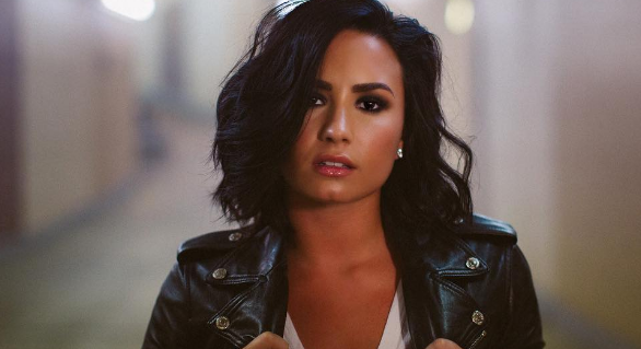 Demi Lovato se tatuó un original lugar del cuerpo y además cambió su look