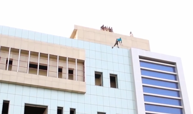 Video captó brutal momento en que ISIS ejecutó a hombre: Lo dejaron caer desde un edificio
